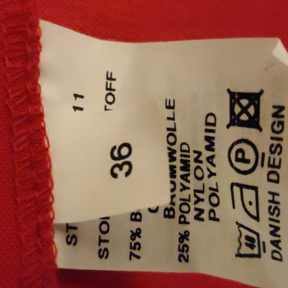 Brand new red skirt. Front zipper. Pleated in the front. Sleat in the back - Picture 5 of 5